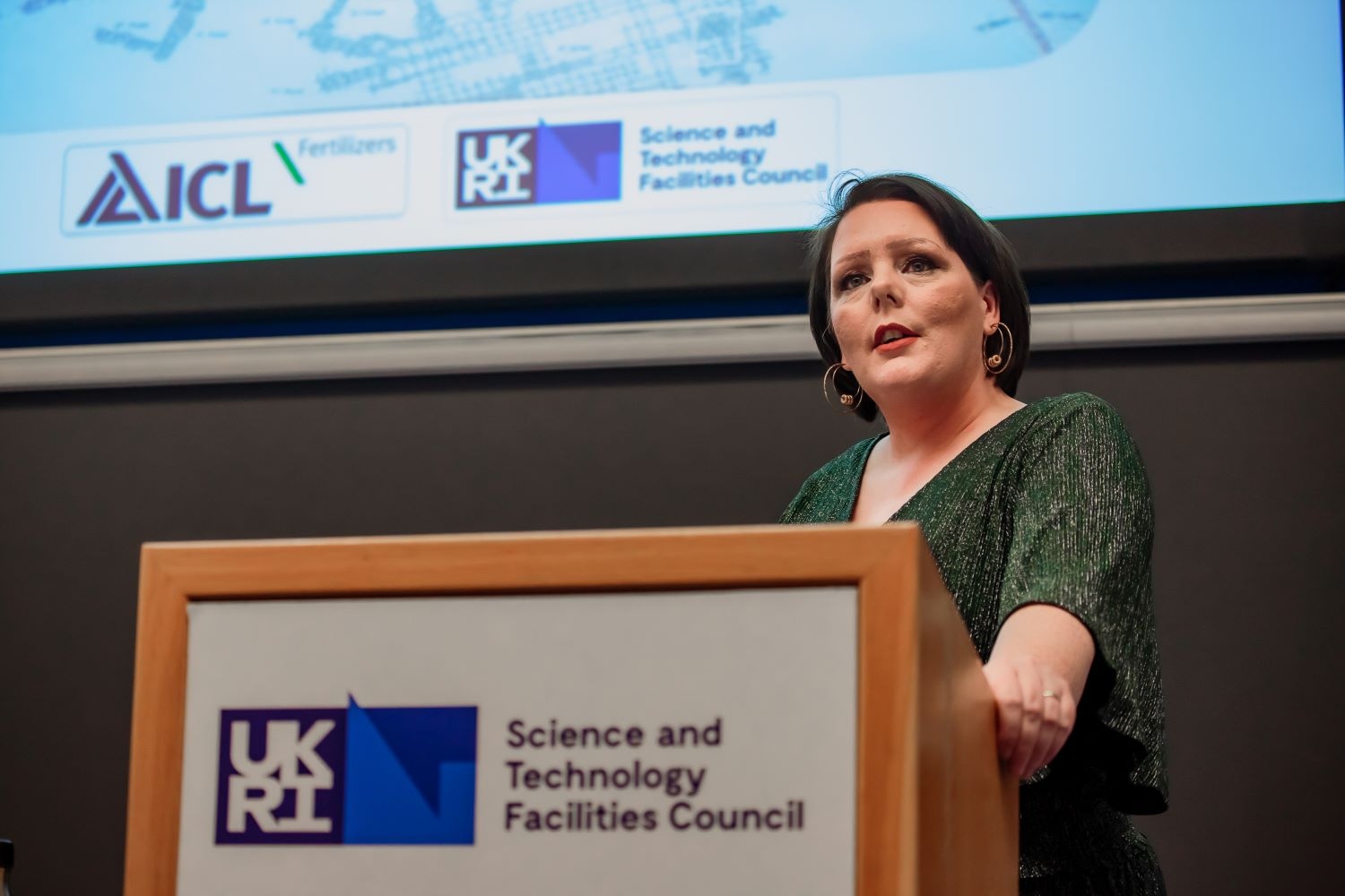 Emma Meehan, Senior Science Technician at Boulby Underground Laboratory, speaking to Daresbury Laboratory apprentices