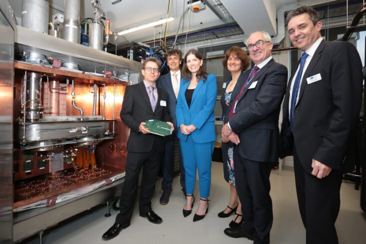 Ministerial visit to physics laboratory