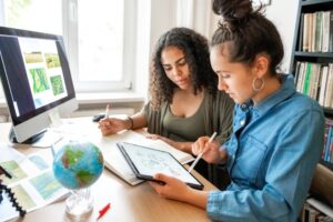 Two women preparing concepts for climate protection at a desk.