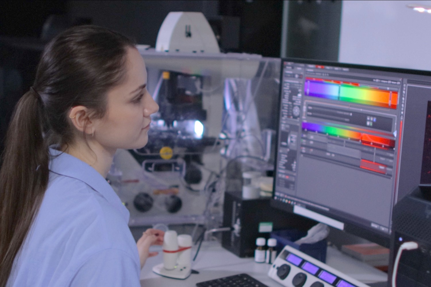 Vanessa Drevenakova in the lab, imaging brain tissue with a confocal microscope