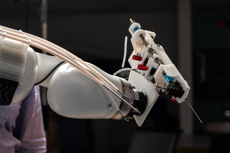 An image of a robotic arm used in the labs at Guy’s and St Thomas NHS Foundation Trust by the KCL members of this project.